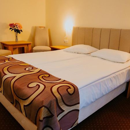 Hotel Tusnad ไบเลตุชนาด ภายนอก รูปภาพ
