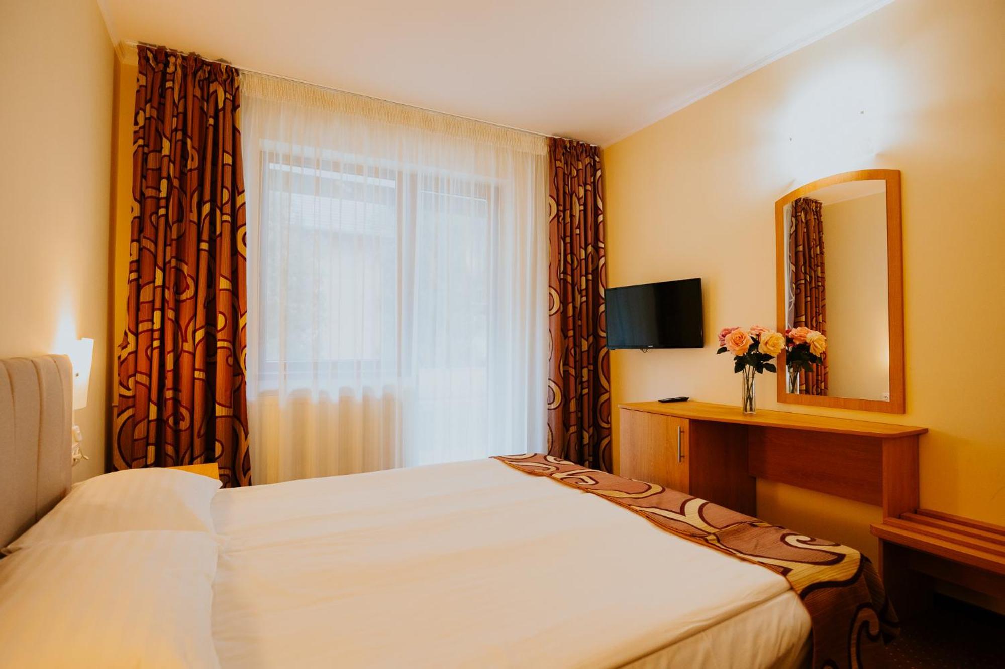 Hotel Tusnad ไบเลตุชนาด ภายนอก รูปภาพ